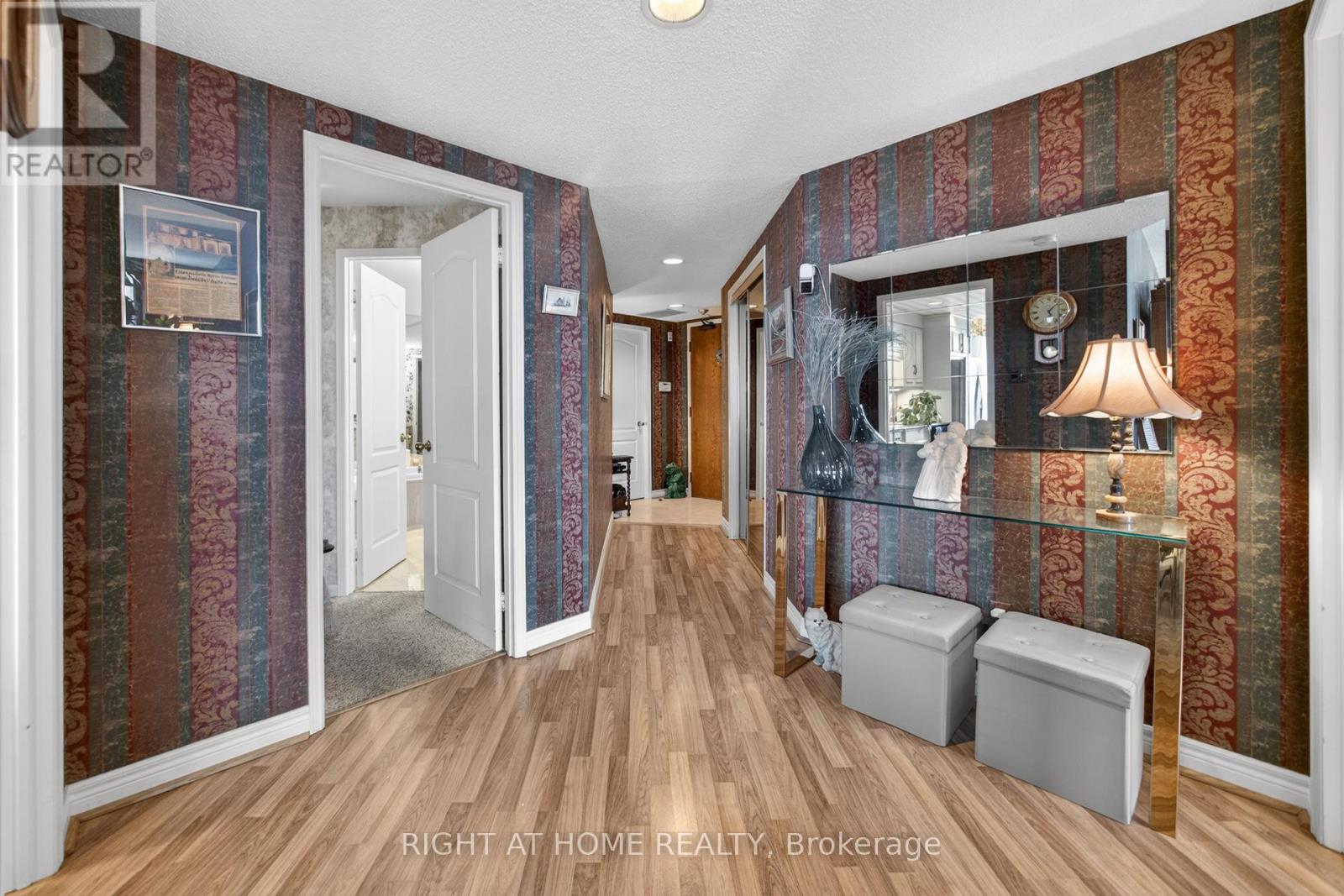 702 - 1901 Pilgrims Way, Oakville, Ontario  L6M 2W9 - Photo 8 - W12903538