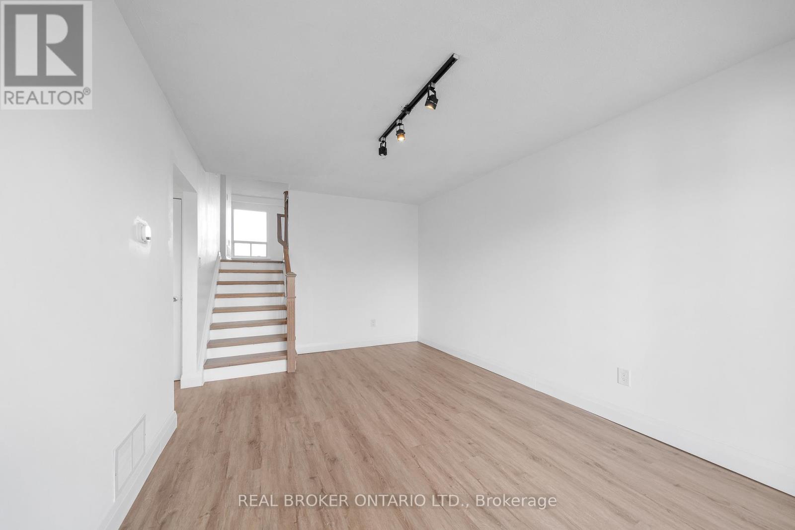 Main - 2518 Harman Court, Mississauga, Ontario  L5J 1T8 - Photo 4 - W12903626