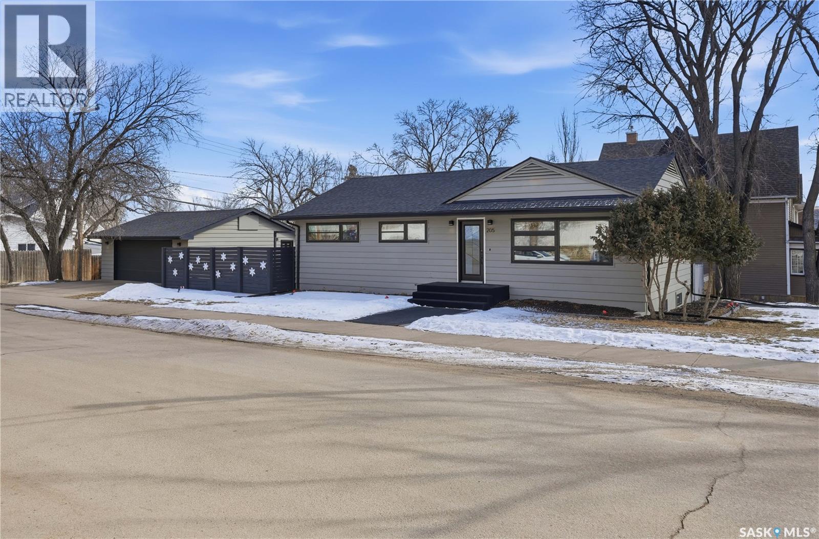 205 Hall STREET E, moose jaw, Saskatchewan