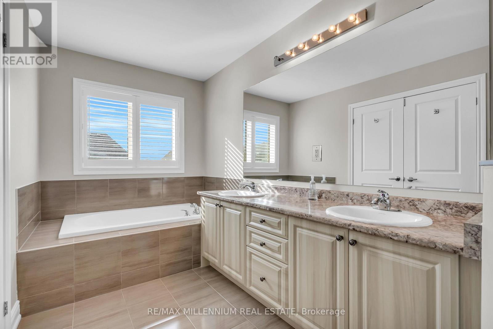 49 Zenith Avenue, Vaughan, Ontario  L4H 4K9 - Photo 29 - N12902736