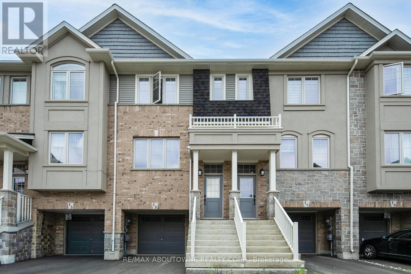 15 BARLEY LANE, Hamilton, Ontario