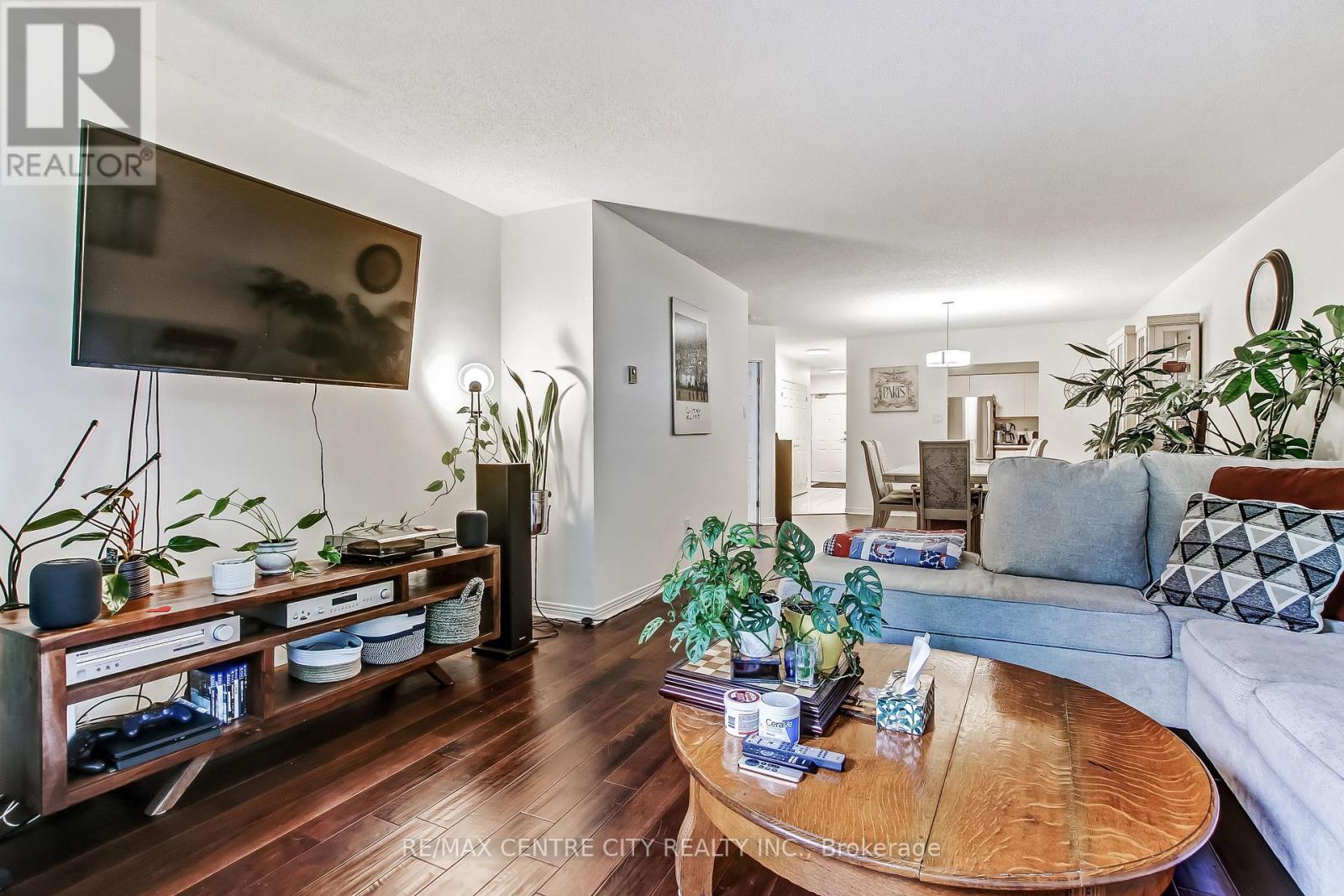 Photo 16 of 37 for 205 - 549 Ridout Street N