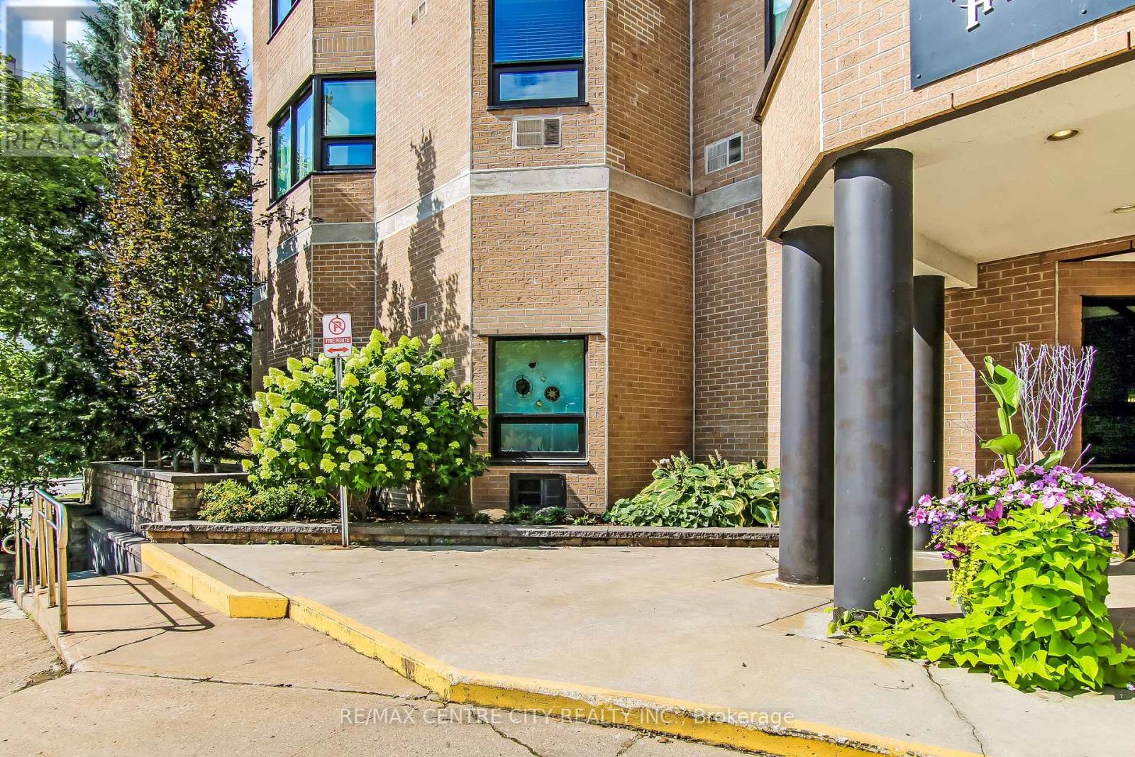 Photo 4 of 37 for 205 - 549 Ridout Street N