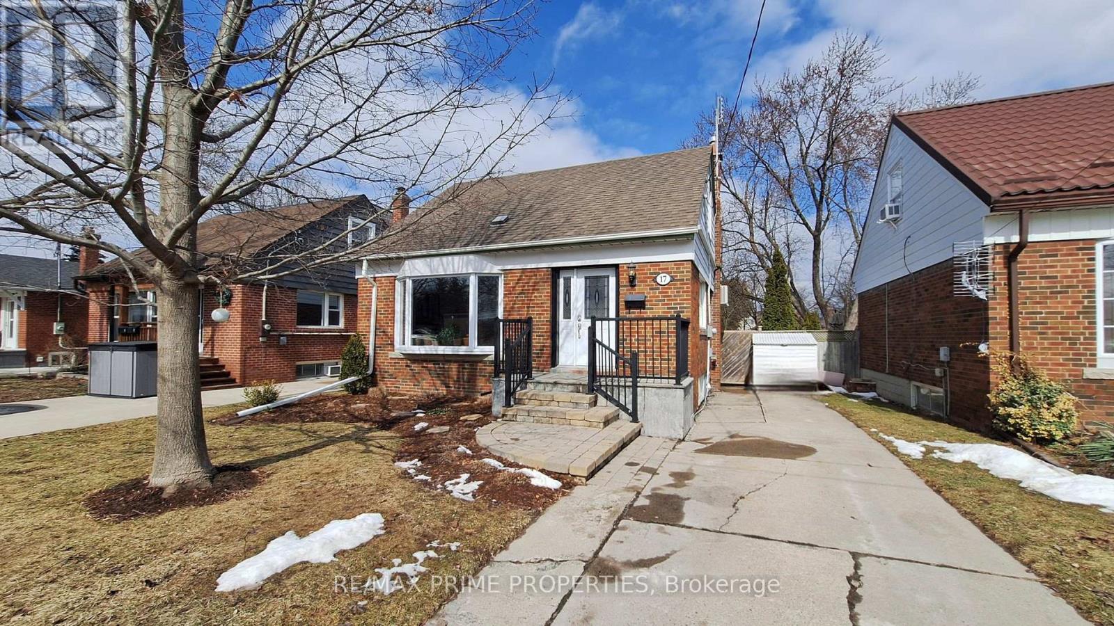 <div class="slider-price">$928,000</div><p>17 Tardree Place, Toronto, Ontario</p>