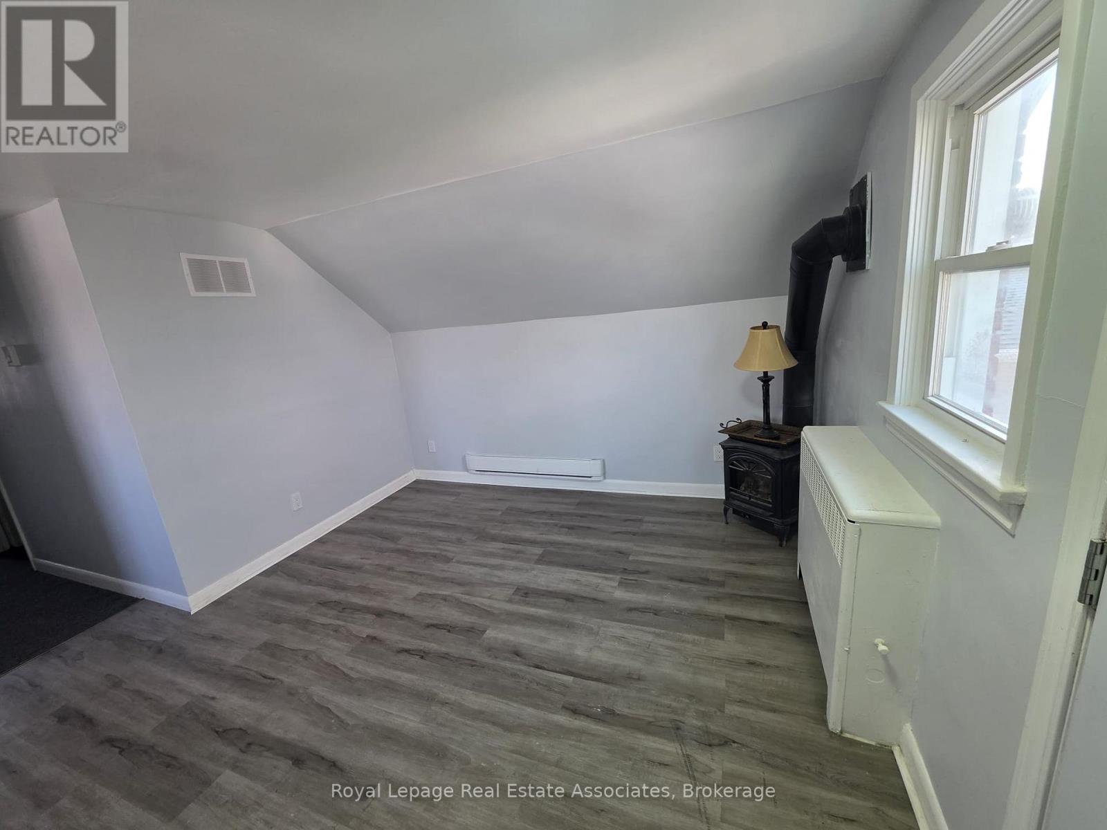 Unit 3 - 5957 Barker Street, Niagara Falls, Ontario L2G 1Y5 - Photo 2 - X12829150