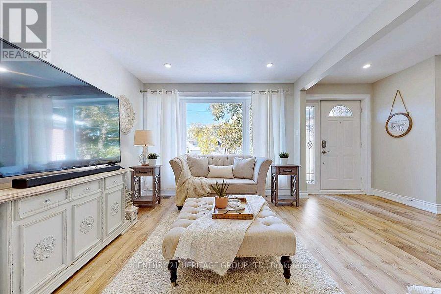 Main - 45 Lewis Drive, Newmarket (Central Newmarket), Ontario  L3Y 1R6 - Photo 4 - N12903772