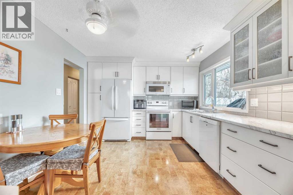 12132 Lake Waterton Crescent Se, Calgary, Alberta  T2J 2M7 - Photo 6 - A2293008