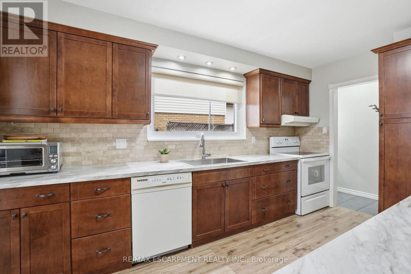 345 Erindale Drive, Burlington, Ontario  L7L 4T3 - Photo 11 - W12903754