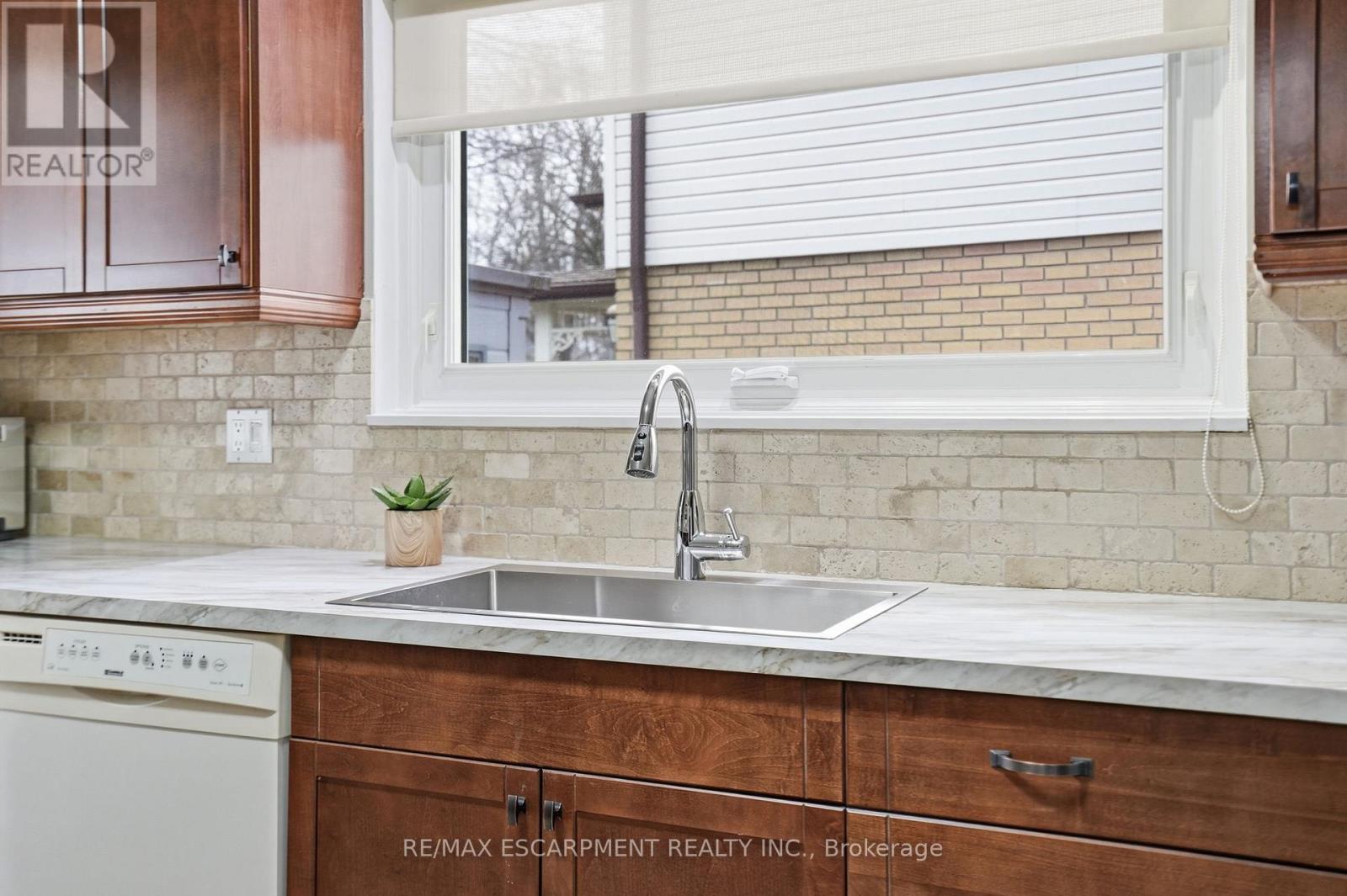 345 Erindale Drive, Burlington, Ontario  L7L 4T3 - Photo 12 - W12903754