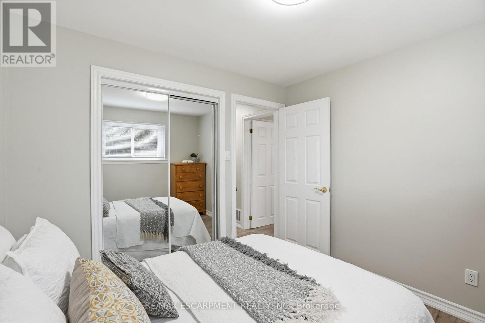 345 Erindale Drive, Burlington, Ontario  L7L 4T3 - Photo 21 - W12903754