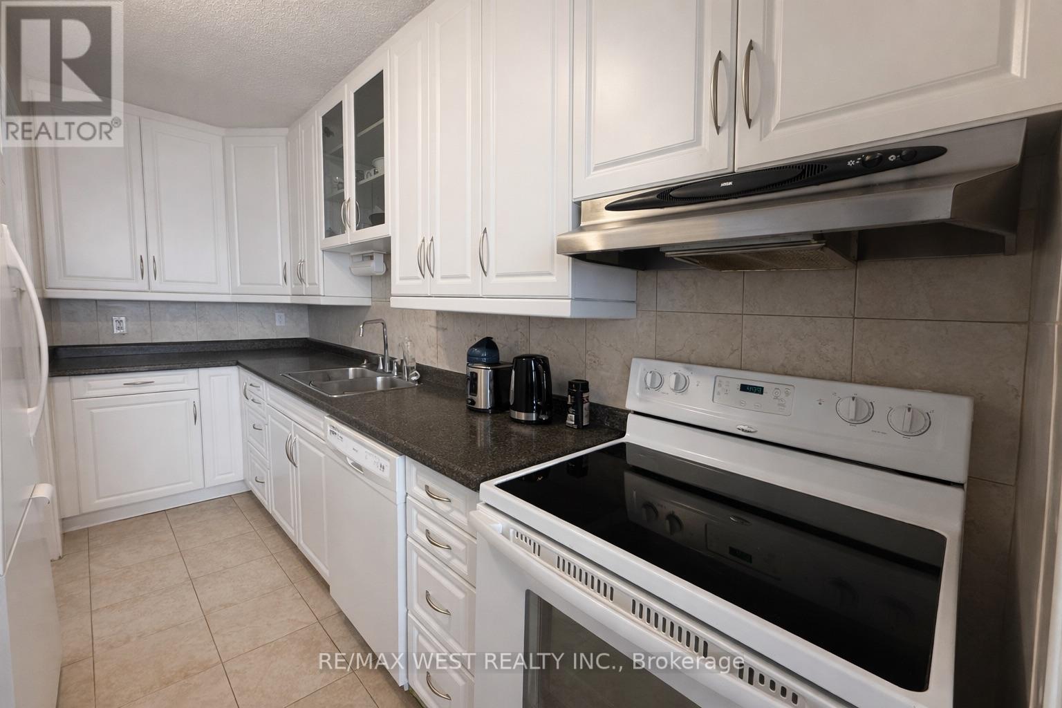 1005 - 541 Blackthorn Avenue, Toronto, Ontario  M6M 5A6 - Photo 6 - W12903804