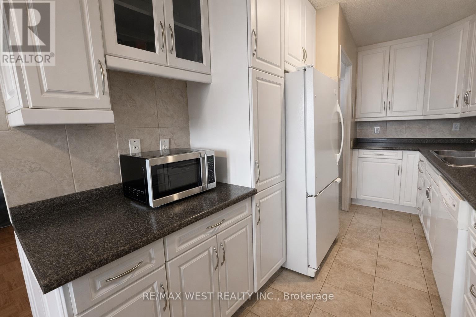 1005 - 541 Blackthorn Avenue, Toronto, Ontario  M6M 5A6 - Photo 7 - W12903804