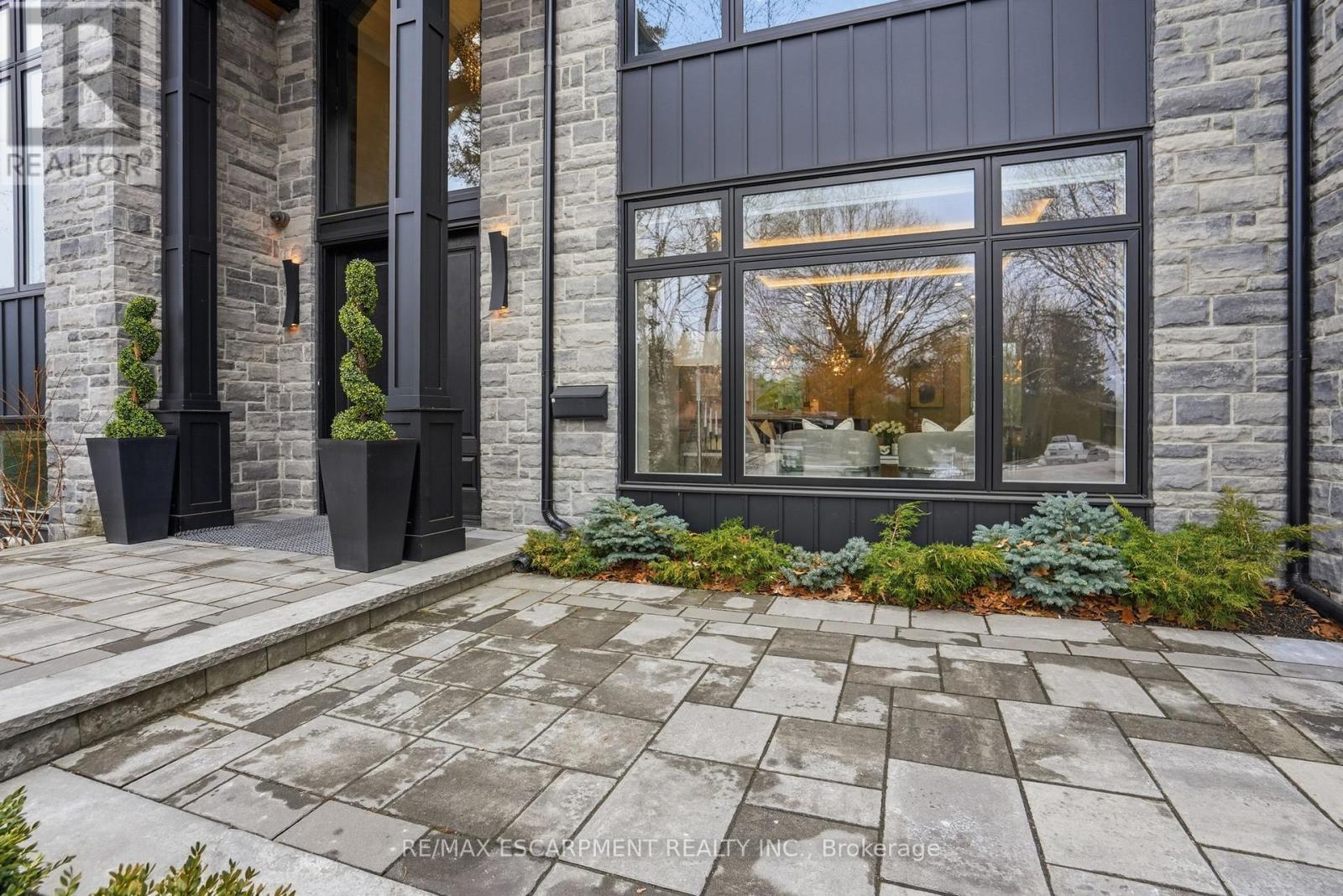 1489 Rogerswood Court, Mississauga, Ontario  L5J 1R7 - Photo 2 - W12903830