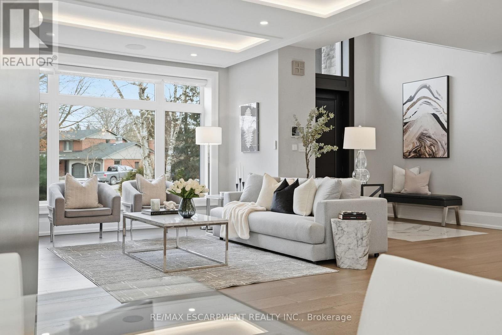 1489 Rogerswood Court, Mississauga, Ontario  L5J 1R7 - Photo 4 - W12903830