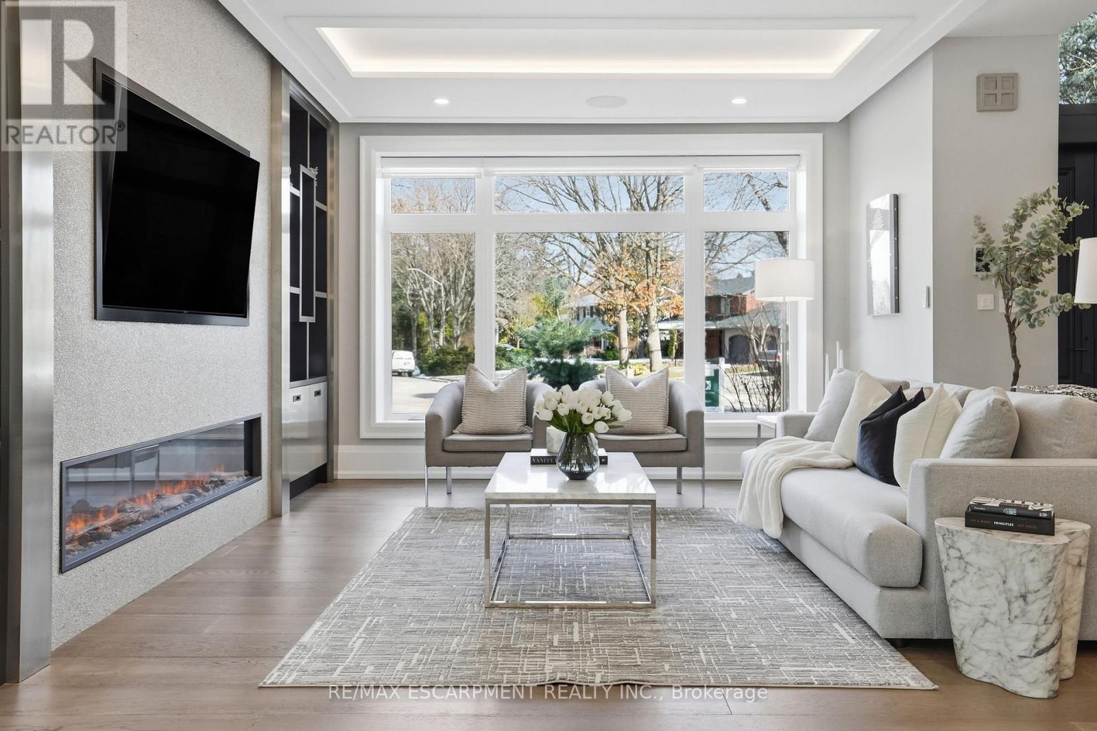 1489 Rogerswood Court, Mississauga, Ontario  L5J 1R7 - Photo 5 - W12903830