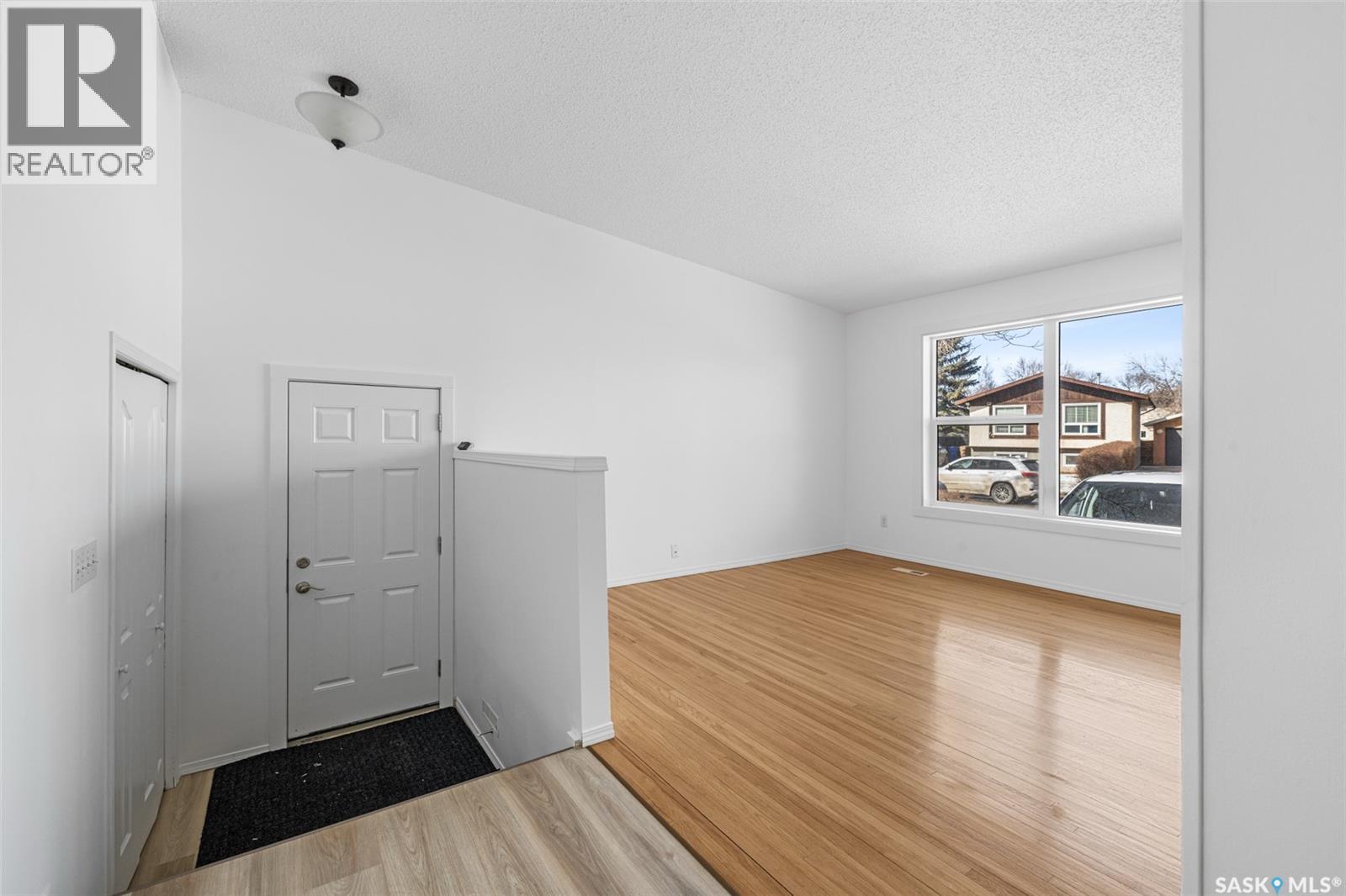 706 Bard Crescent N, Regina, Saskatchewan  S4X 2K5 - Photo 3 - SK030876