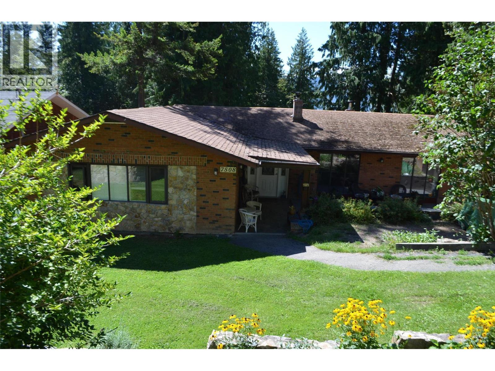 7508 Crowfoot Drive, Anglemont, British Columbia