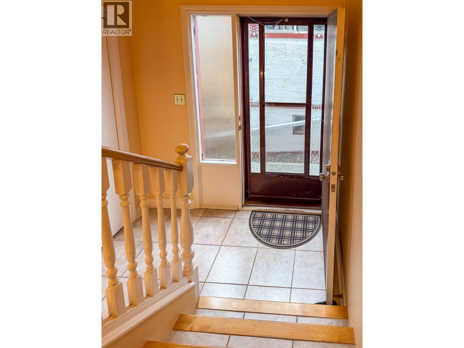 213 16th Avenue S, Cranbrook, British Columbia  V1C 2Z5 - Photo 4 - 10380175