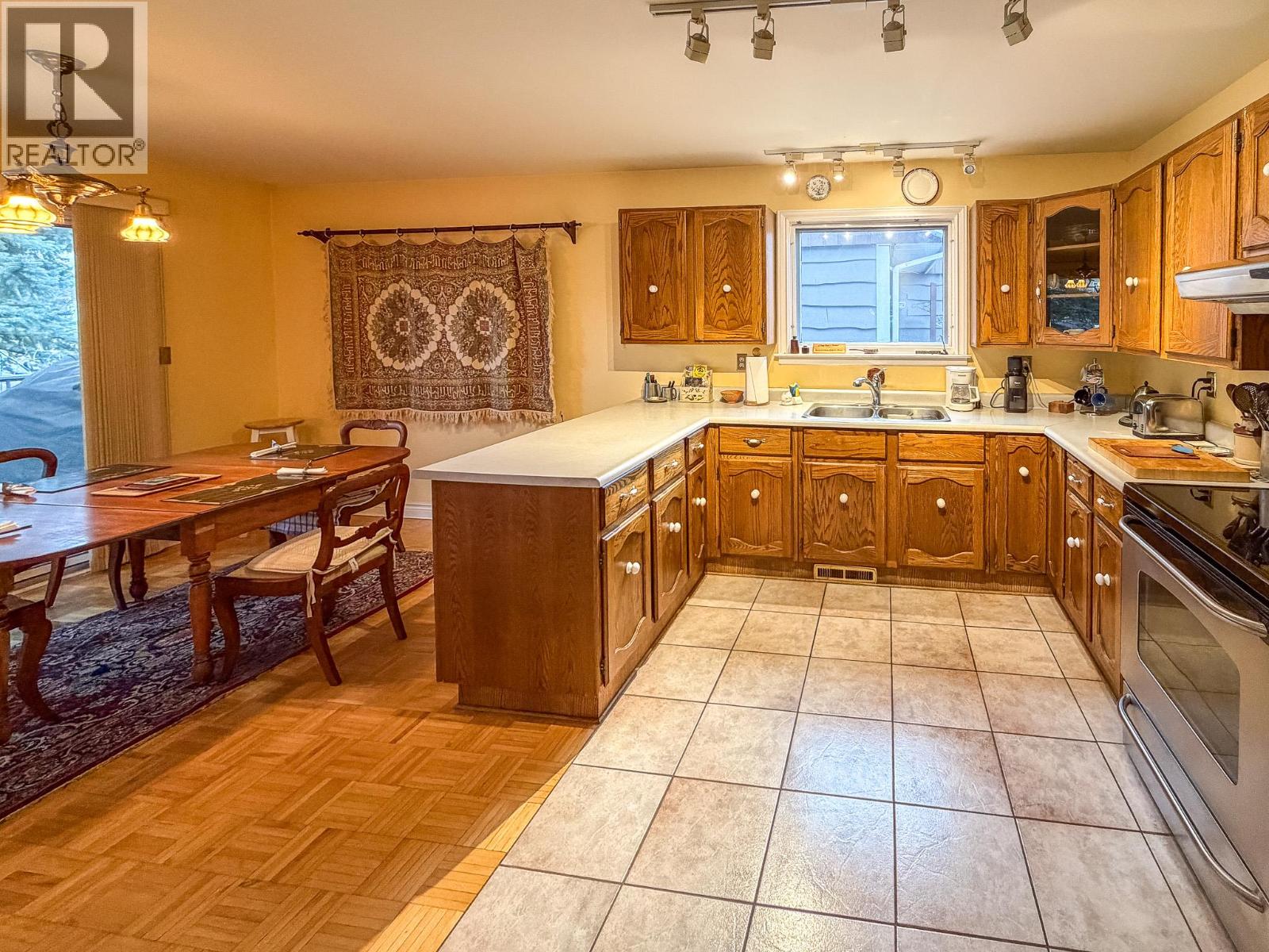 213 16th Avenue S, Cranbrook, British Columbia  V1C 2Z5 - Photo 5 - 10380175