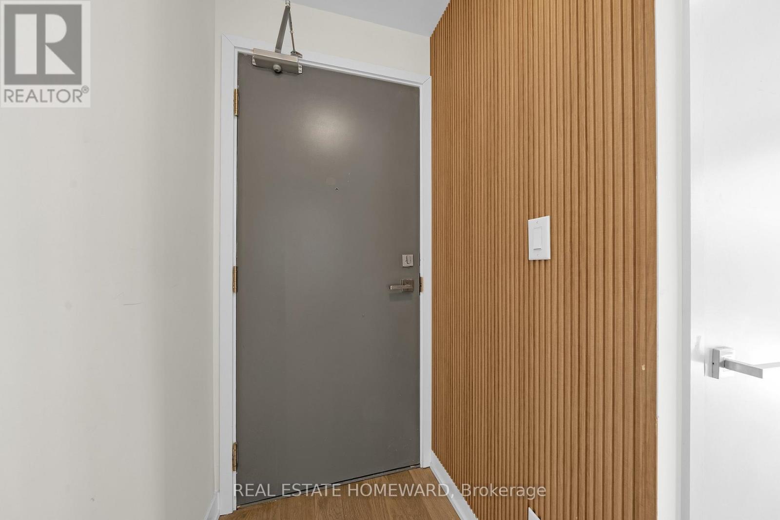 1607 - 17 Dundonald Street, Toronto, Ontario M4Y 1K3 - Photo 2 - C12903896