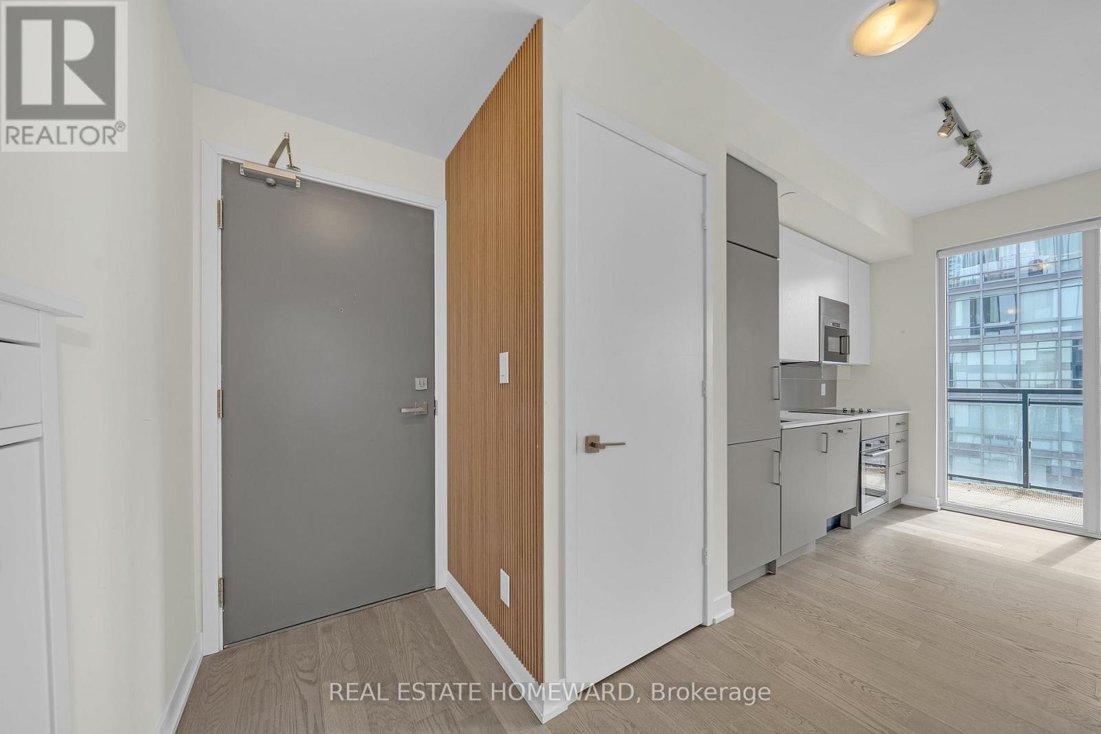 1607 - 17 Dundonald Street, Toronto, Ontario M4Y 1K3 - Photo 3 - C12903896