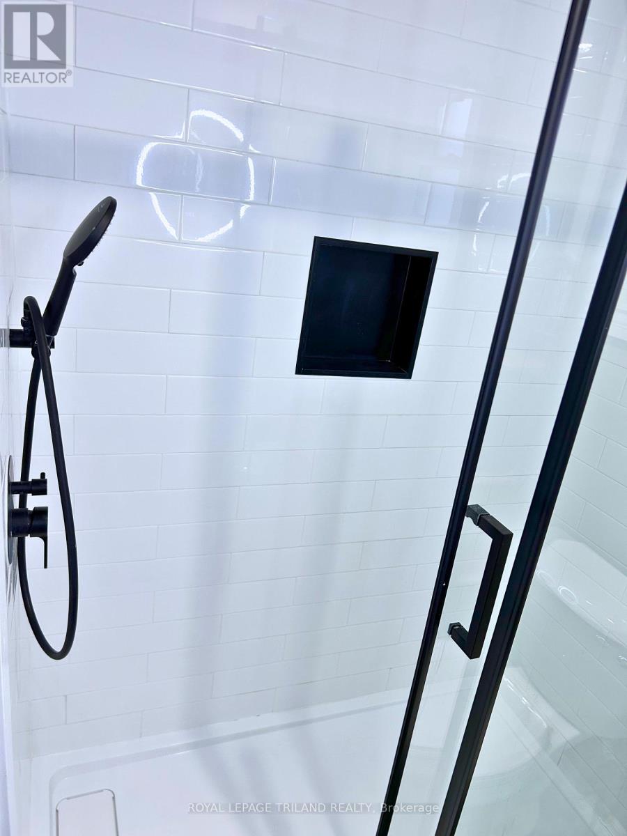 Unit 2 - 181 Ridout Street S, London South, Ontario  N6C 3X8 - Photo 8 - X12601354