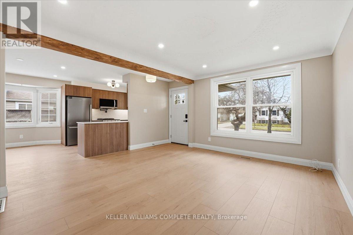 8165 Paddock Trail Drive, Niagara Falls, Ontario  L2H 1W9 - Photo 4 - X12898626