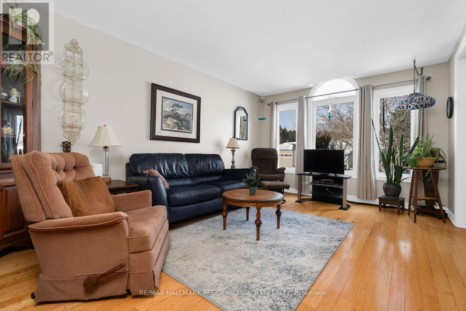 6 Carolyne Street, Essa, Ontario  L3W 0J8 - Photo 6 - N12903976