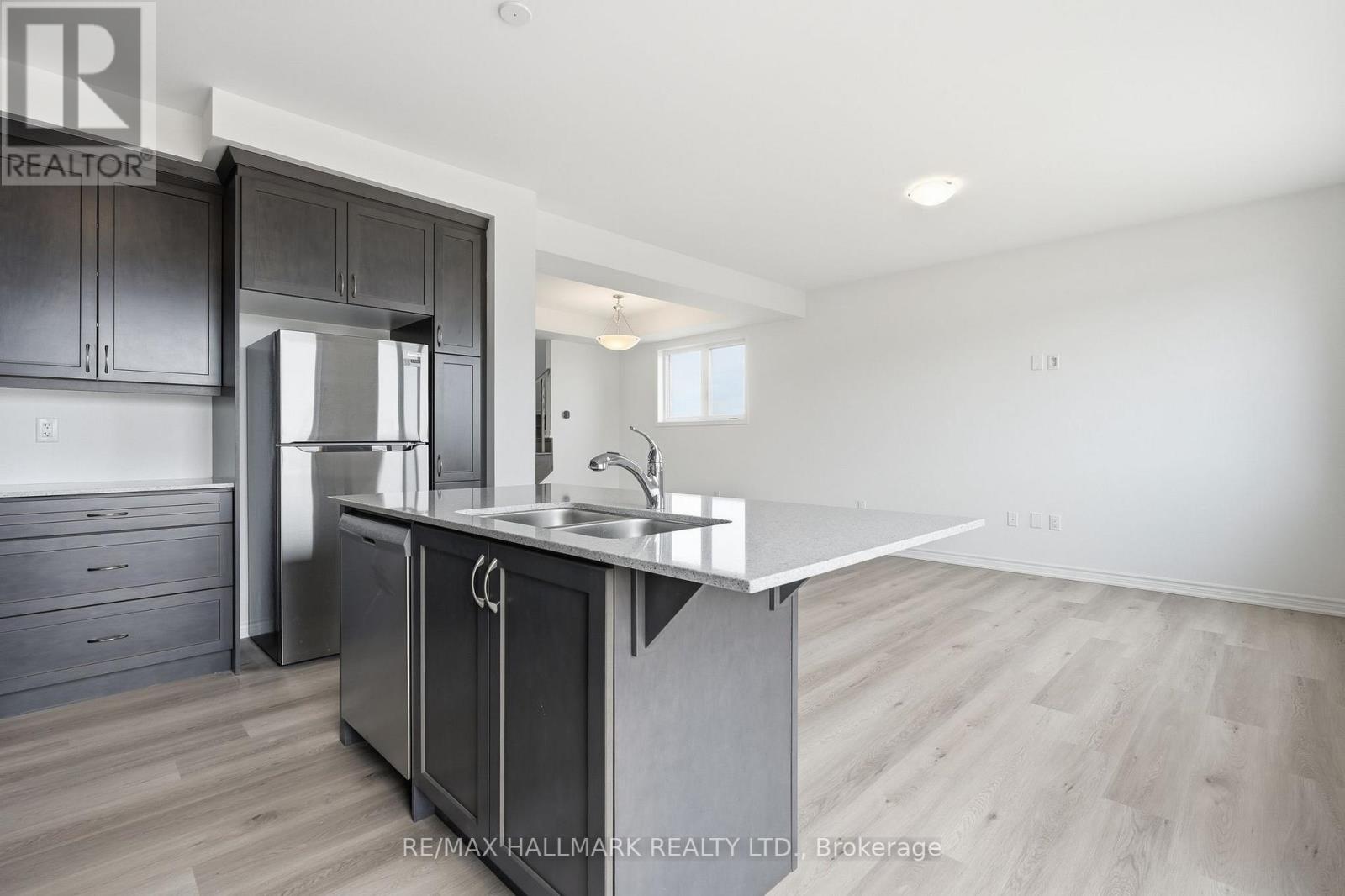 42 Vinewood Crescent, Barrie, Ontario  L9J 1B4 - Photo 12 - S12903980