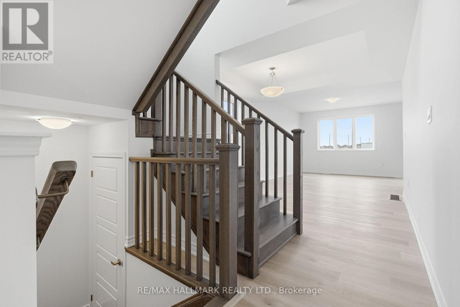 42 Vinewood Crescent, Barrie, Ontario  L9J 1B4 - Photo 8 - S12903980