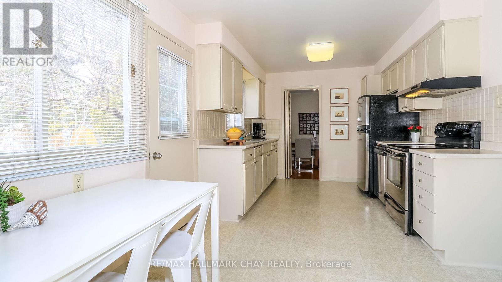 38 Peacock Lane, Barrie, Ontario  L4N 3R8 - Photo 12 - S12904020