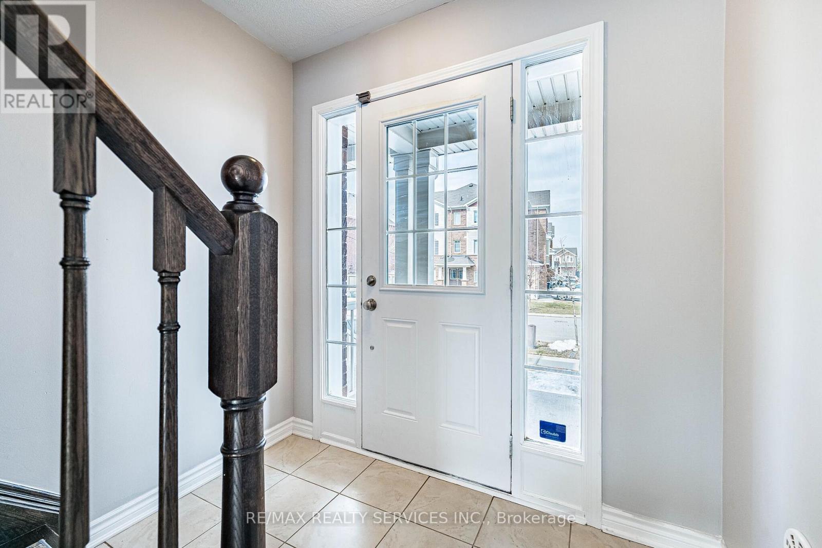 44 Bannister Crescent, Brampton, Ontario  L7A 4H3 - Photo 5 - W12903898