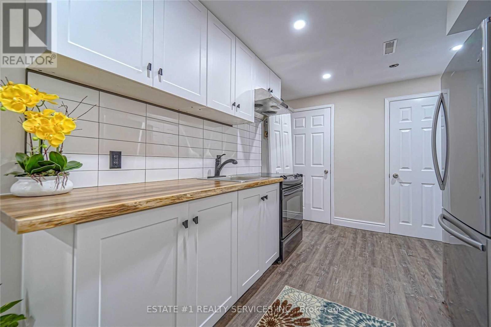 84 Simmons Boulevard, Brampton, Ontario  L6V 3V6 - Photo 2 - W12904014