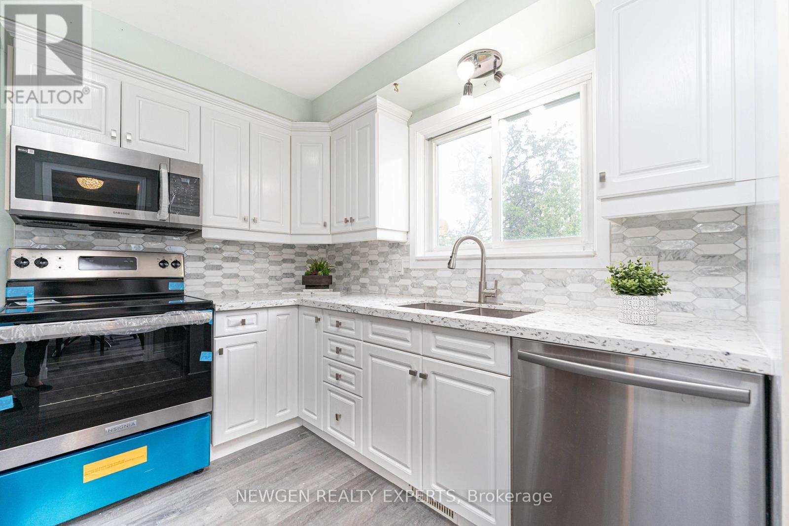 2458 Martin Court, Burlington, Ontario  L7P 2V2 - Photo 12 - W12904028