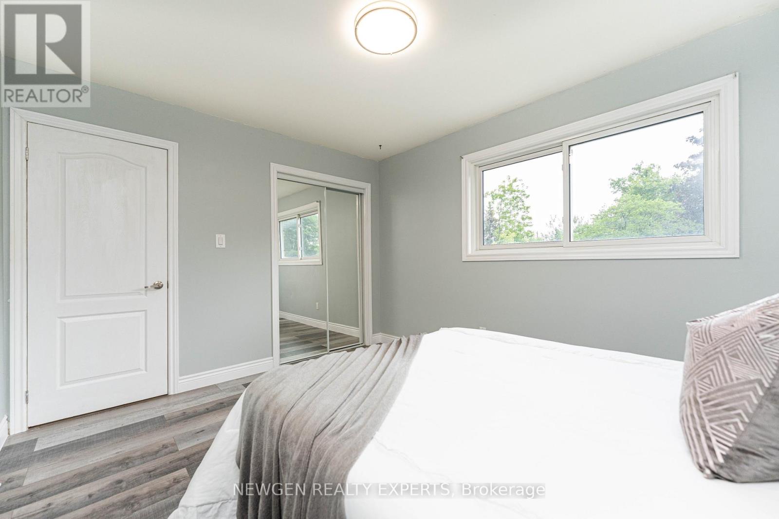 2458 Martin Court, Burlington, Ontario  L7P 2V2 - Photo 17 - W12904028