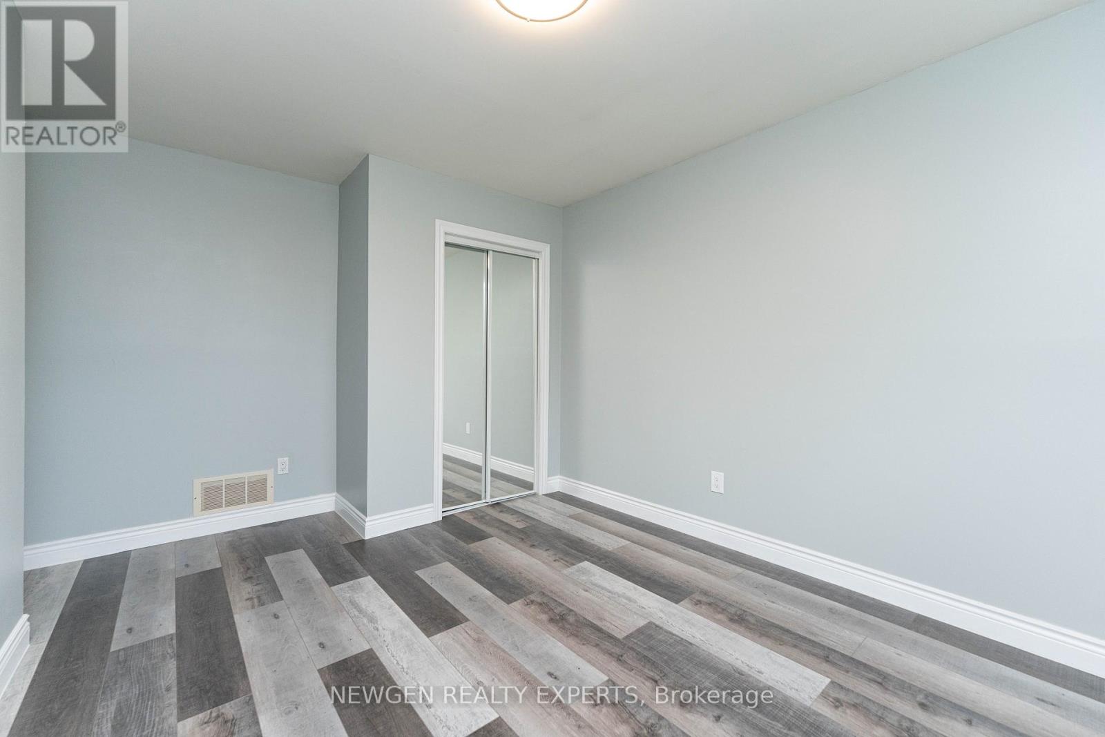 2458 Martin Court, Burlington, Ontario  L7P 2V2 - Photo 21 - W12904028