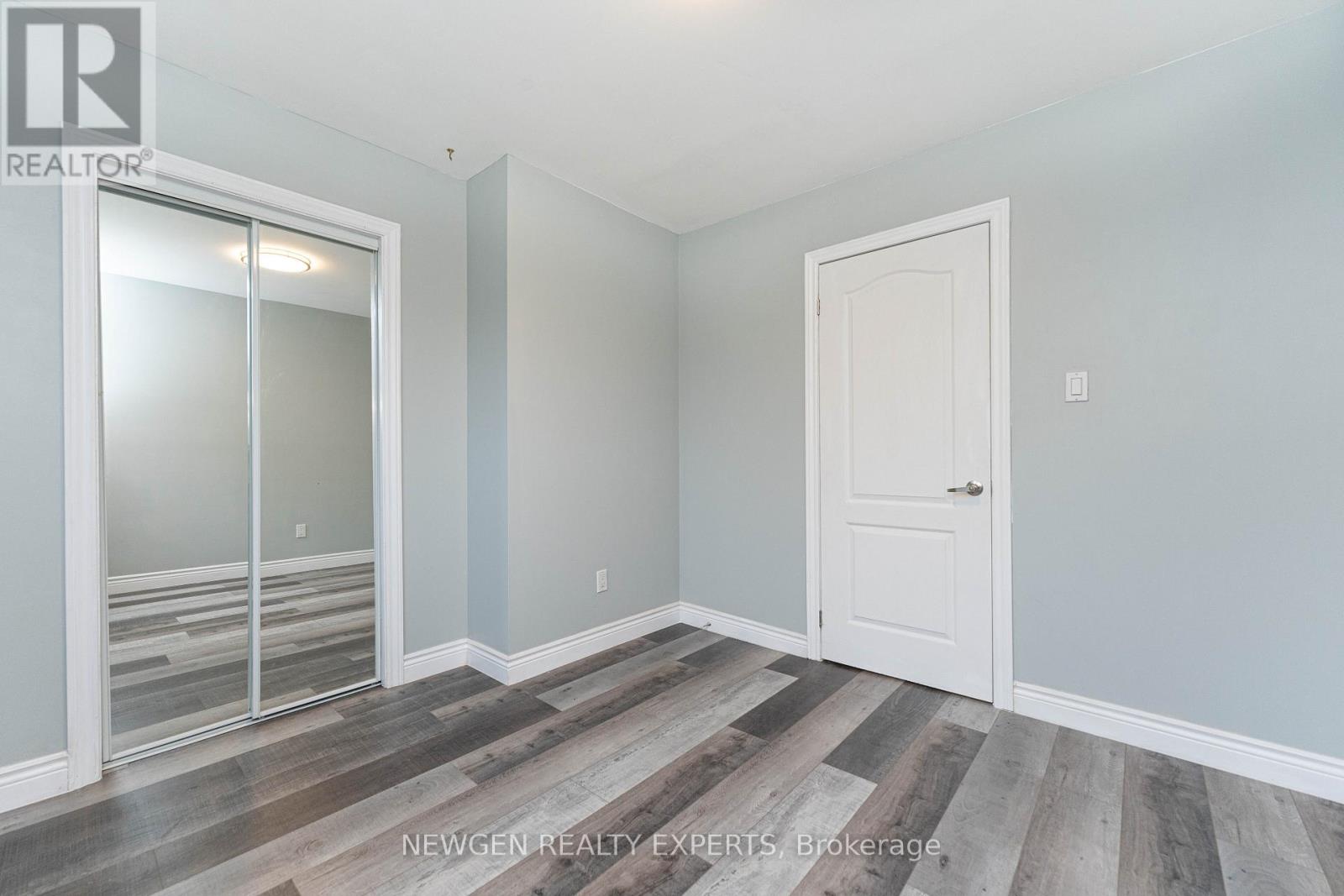 2458 Martin Court, Burlington, Ontario  L7P 2V2 - Photo 23 - W12904028