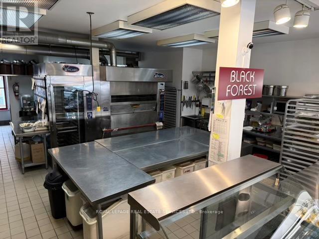 184 Lakeshore Road E, Oakville, Ontario  L6J 1H6 - Photo 3 - W12904062