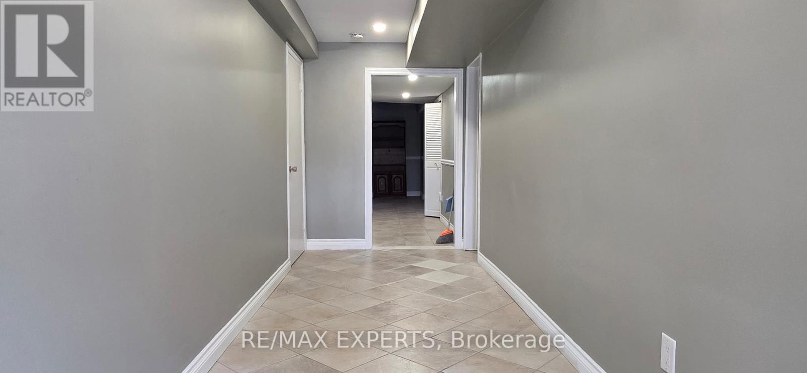 160 Ardwick Boulevard, Toronto, Ontario  M9M 1W2 - Photo 4 - W12904064