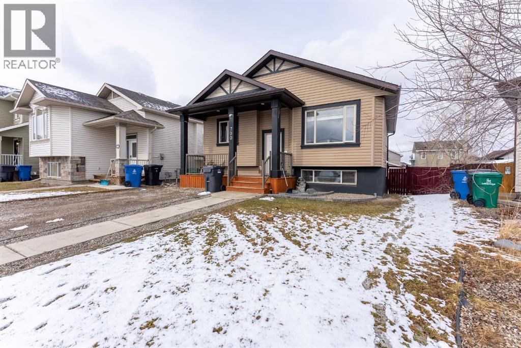 700 Florence Ho Leong Crescent N, Lethbridge, Alberta  T1H 5R5 - Photo 2 - A2293373
