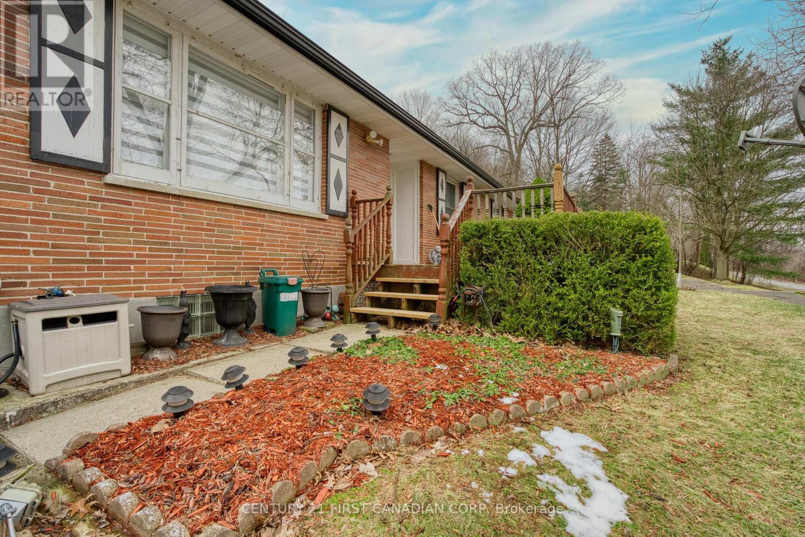 648 Westwood Drive, London South, Ontario  N6K 1A7 - Photo 4 - X12904084