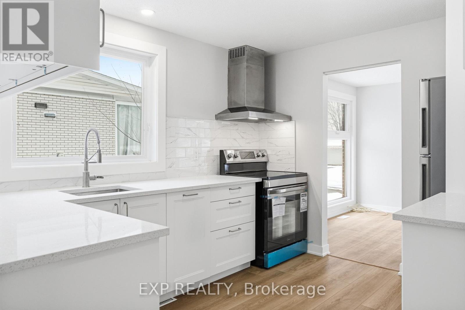 46 Charkay Street, Ottawa, Ontario  K2E 5N4 - Photo 5 - X12904164