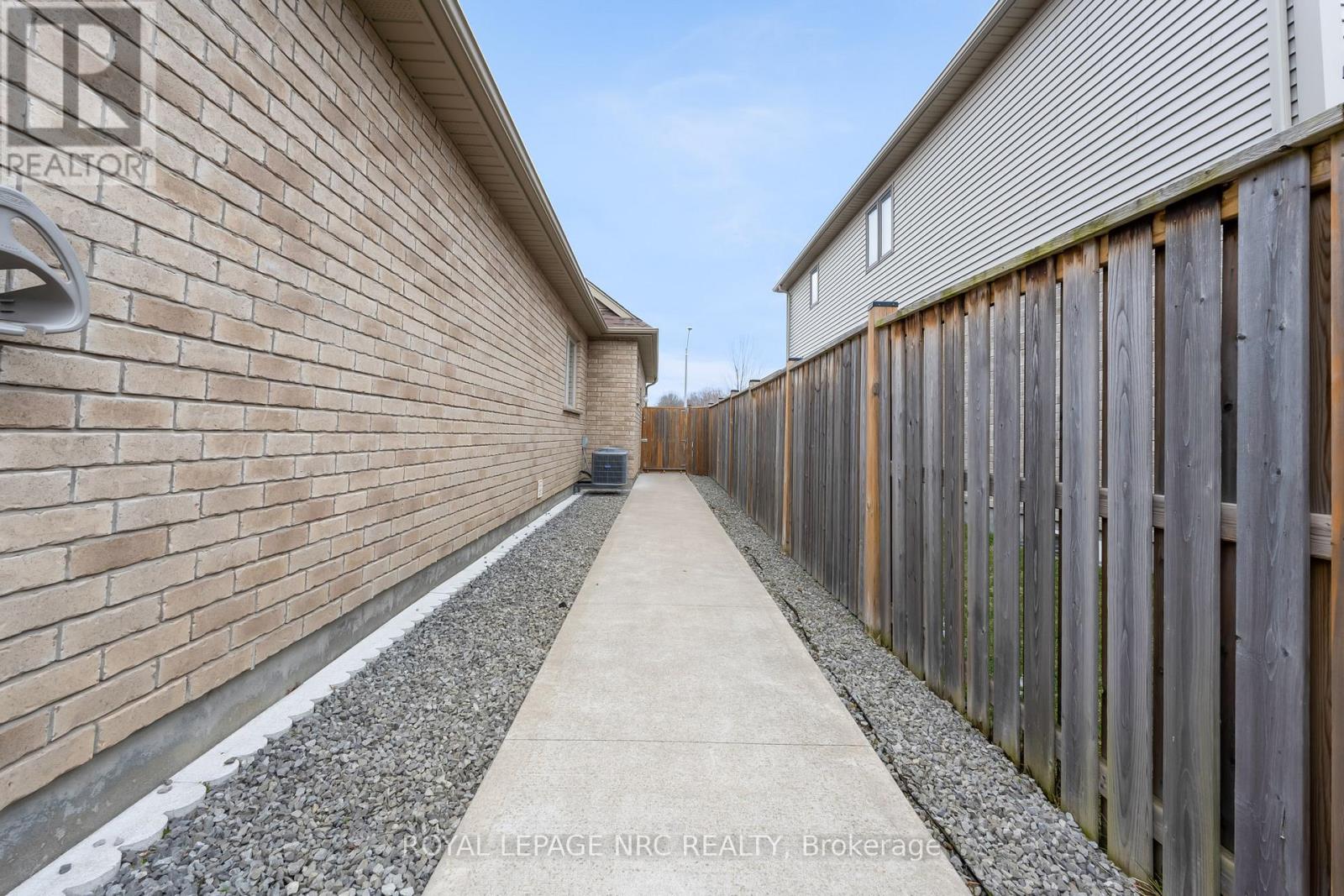 25 Mcfarland Street, Thorold, Ontario  L2V 0E2 - Photo 5 - X12904150