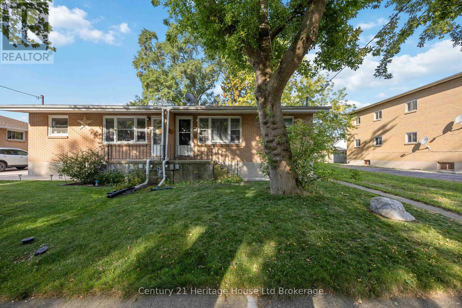 115 Sutton Street, Sarnia, Ontario  N7T 3S4 - Photo 1 - X12904132