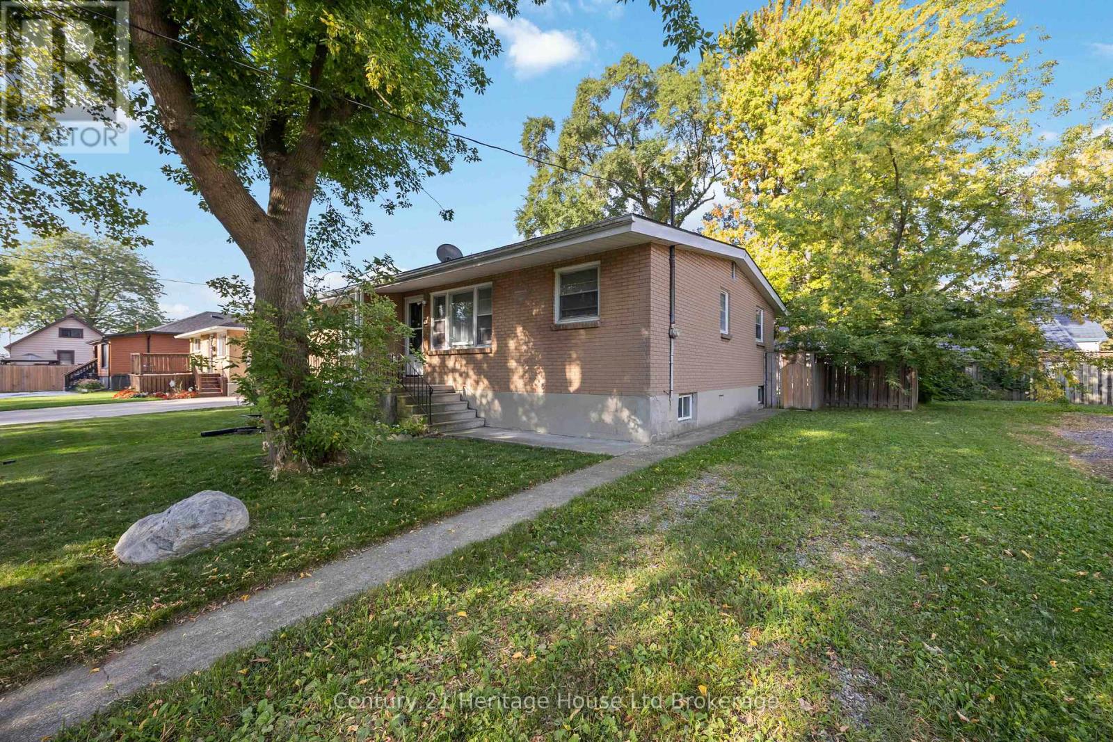 115 Sutton Street, Sarnia, Ontario  N7T 3S4 - Photo 2 - X12904132