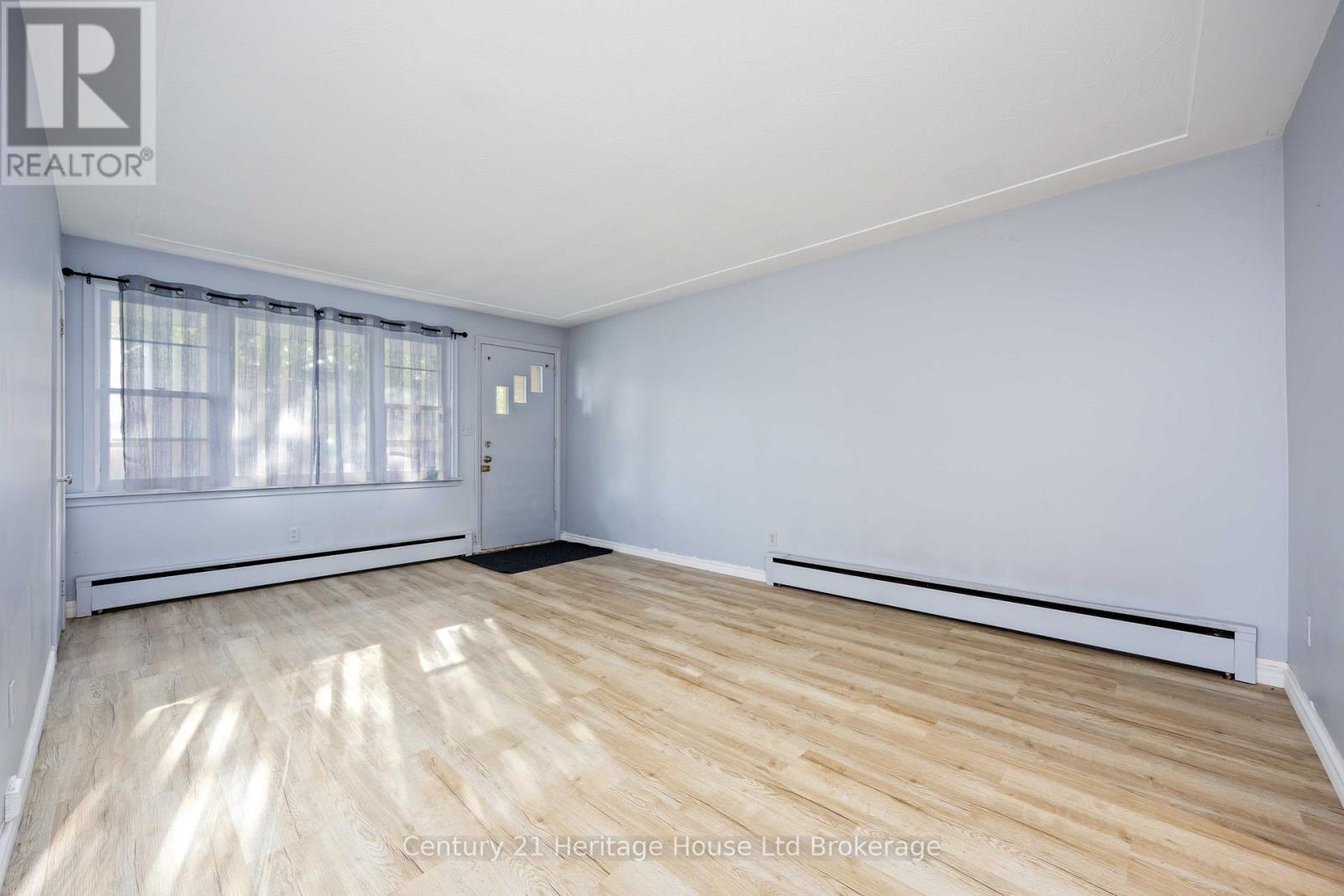 115 Sutton Street, Sarnia, Ontario  N7T 3S4 - Photo 7 - X12904132