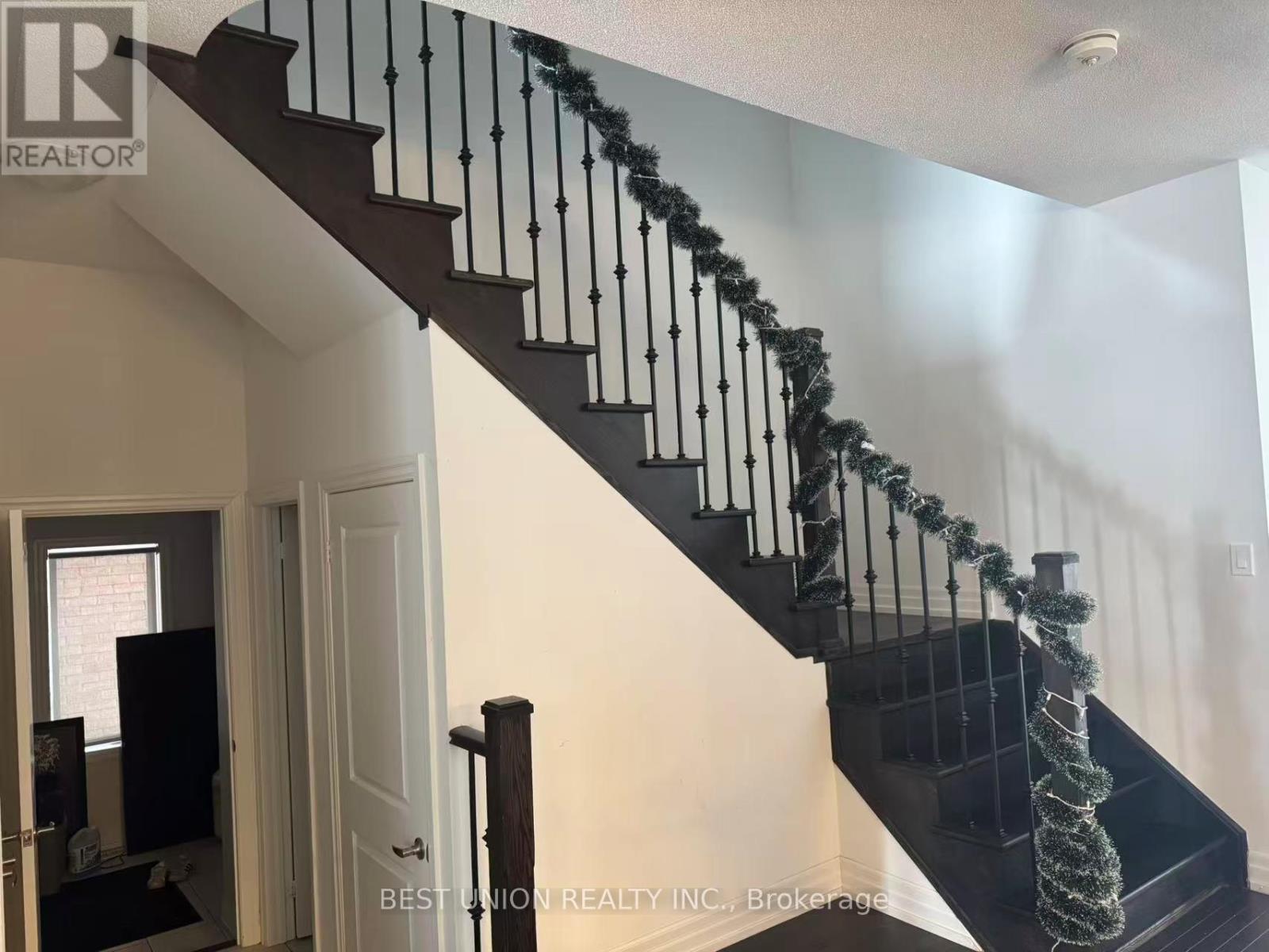 52 Beaverdams Drive, Whitby, Ontario  L0E 1N0 - Photo 5 - E12867266