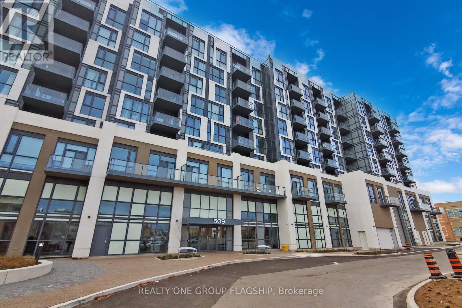 410 - 509 Dundas Street E, Oakville, Ontario  L6M 5P4 - Photo 2 - W12904144