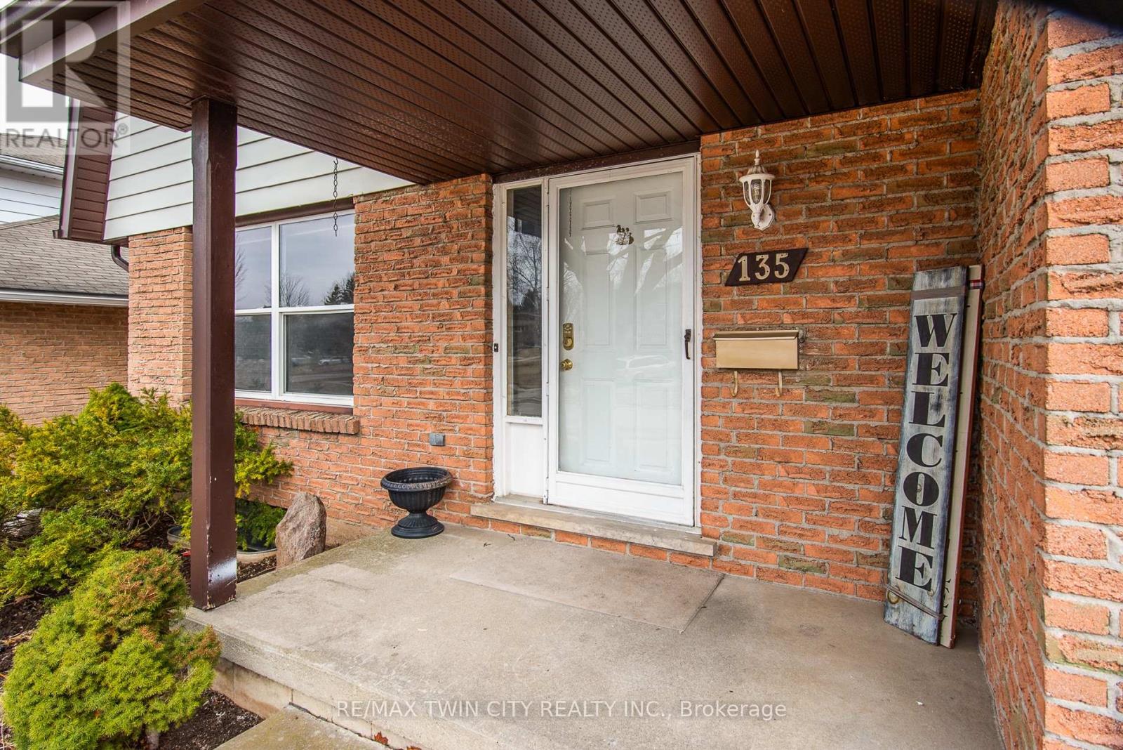135 Vintage Crescent, Kitchener, Ontario N2P 1L1 - Photo 5 - X12904068