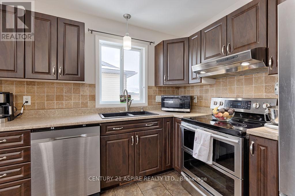 1042 Riverstone Street, Petawawa, Ontario  K8H 0B3 - Photo 10 - X12904318